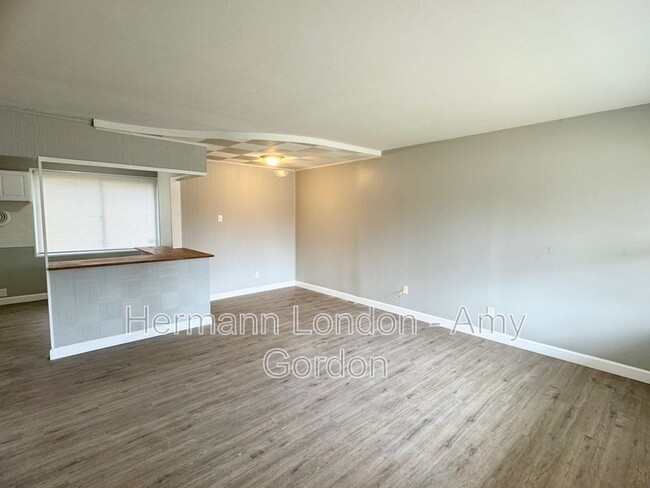 Building Photo - 2247 Lovett Dr