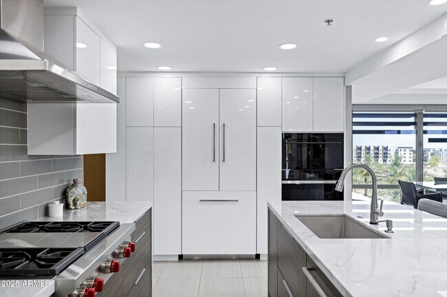 Building Photo - 7137 E Rancho Vista Dr