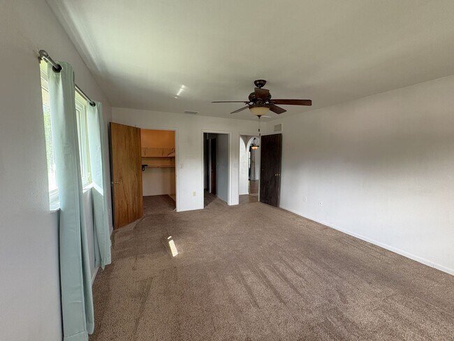 Building Photo - Spacious Florida Home Available Now!