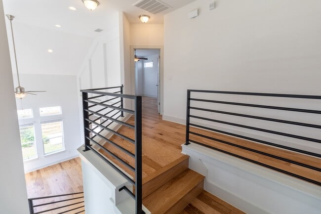 Building Photo - Amazing and peaceful 3/2.5 home in Austin!