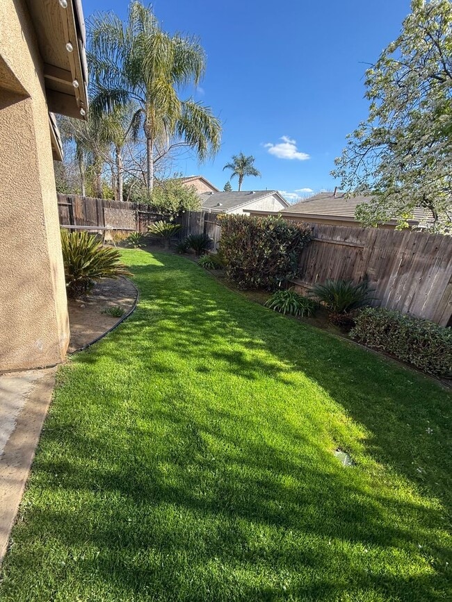 Building Photo - Spacious 4 bed 2 Bath in Desirable NW Bakersfield