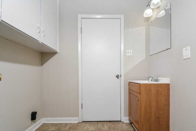 Building Photo - 4046 Village Dr
