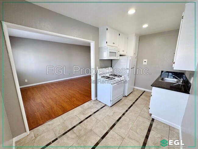 Building Photo - 1555 N Bronson Ave