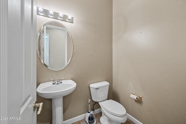 Building Photo - 2122 W Red Range Way