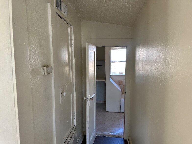 Building Photo - 1301 S State Line Ave