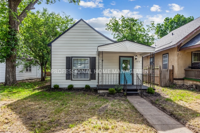 Building Photo - Beautifully updated 3 bedroom 1 1/2 bath h...