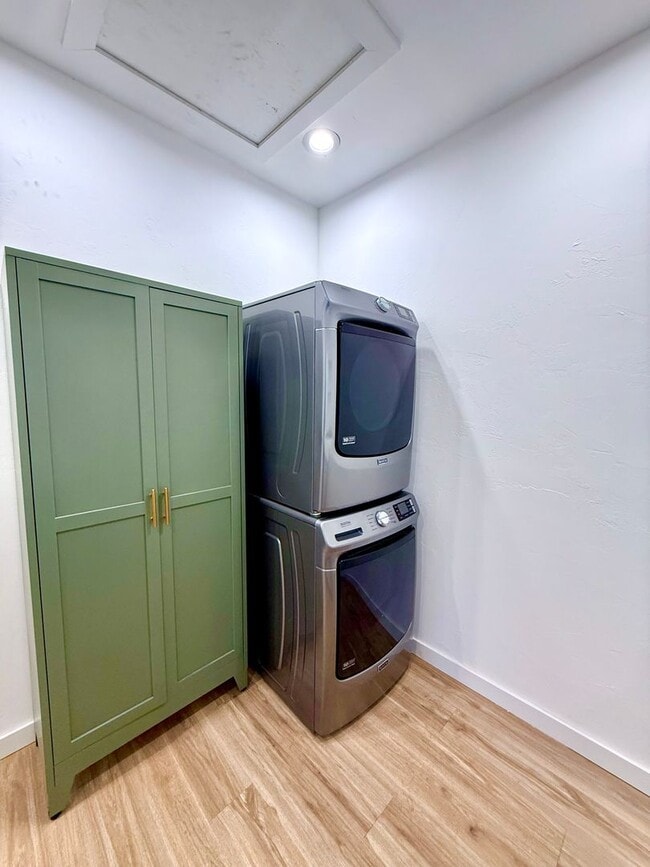 Building Photo - Completely Remodeled 1BD 1BA Duplex Locate...