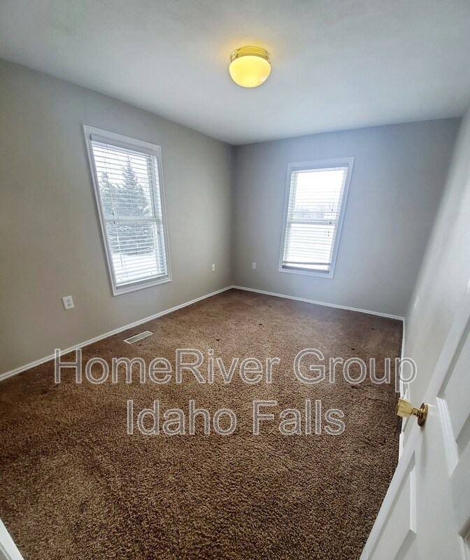 Building Photo - 3771 E 500 N