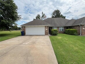 Building Photo - 211 Ravenwood Blvd