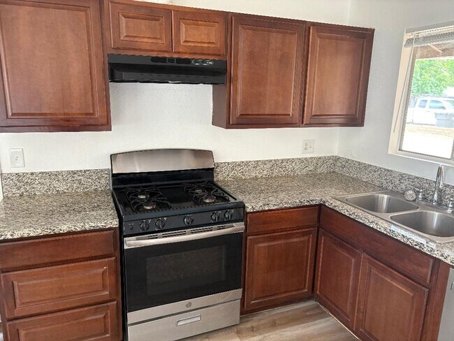 Building Photo - 4 BEDROOM 2 BATH HOUSE FOR RENT IN HEMET CA