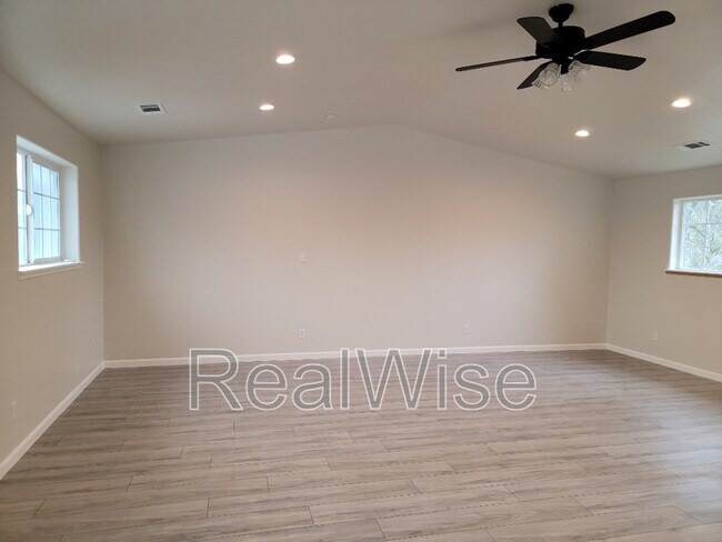 Building Photo - 344 W Selmar Ct