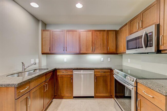 Building Photo - 411 W 7th St