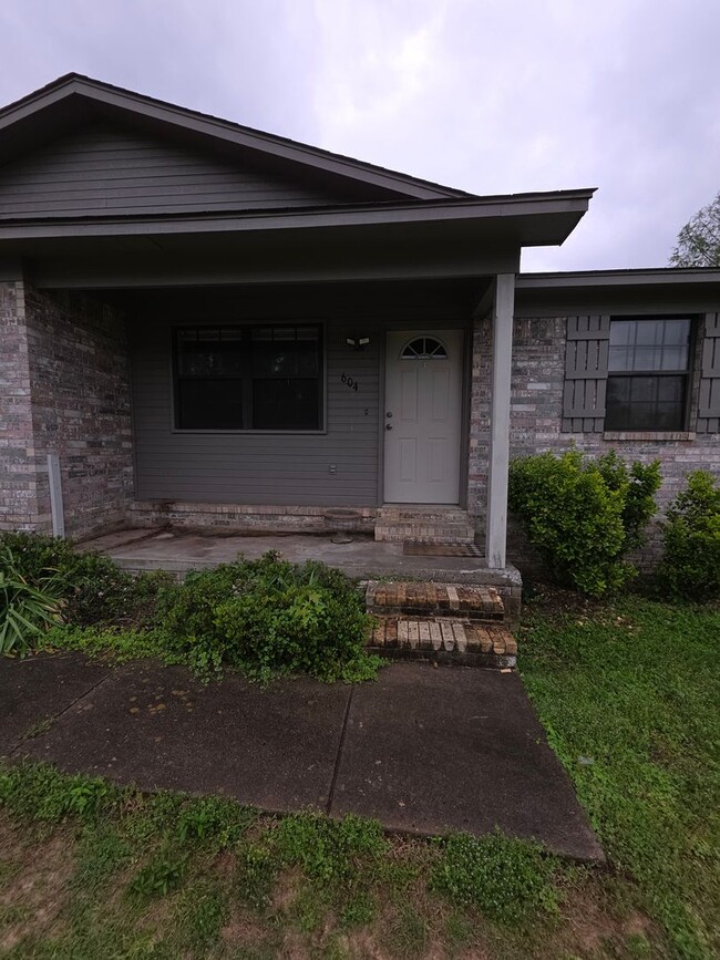 Building Photo - 604 Twin Oaks Dr
