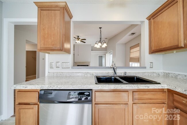 Building Photo - 120 Lantana Dr