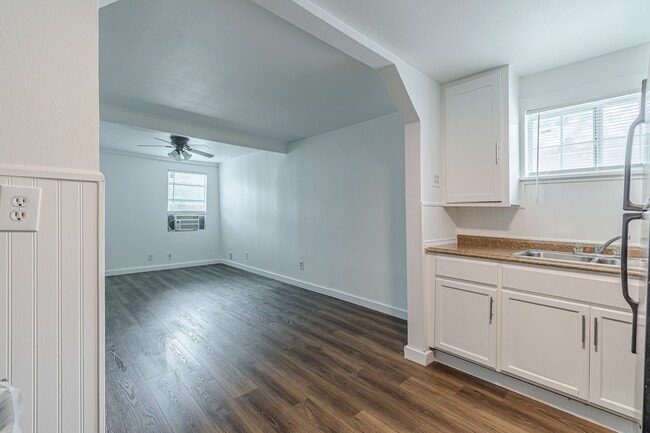 Building Photo - 2407 S New Braunfels Ave