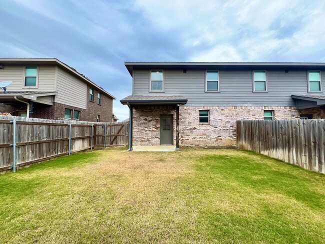 Building Photo - Cozy Townhome ready for new tenants!