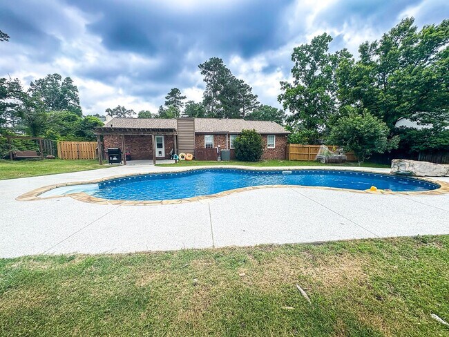 Building Photo - 3 Bed 2 Bath with a POOL in Martinez!