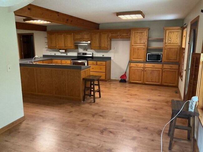 Building Photo - Spacious Home in Leesville