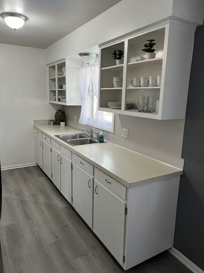 Building Photo - 520 S Eastern Ave