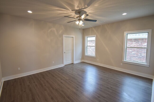 Building Photo - NOW LEASING