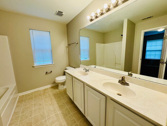 Building Photo - **Price just reduced & Move-in special of ...