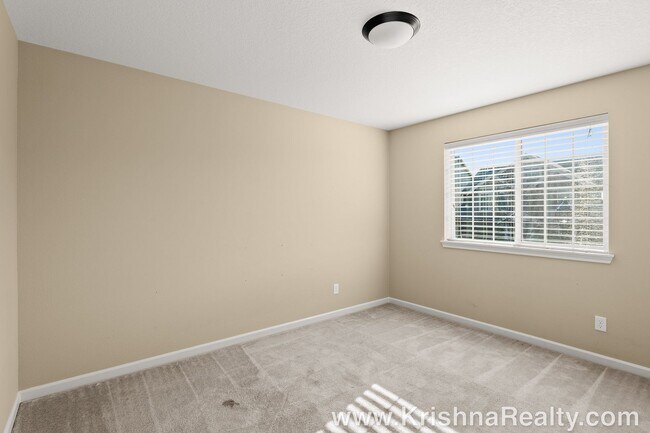 Building Photo - Outstanding 4 BD* 3* BA + *Bonus Room* Cor...