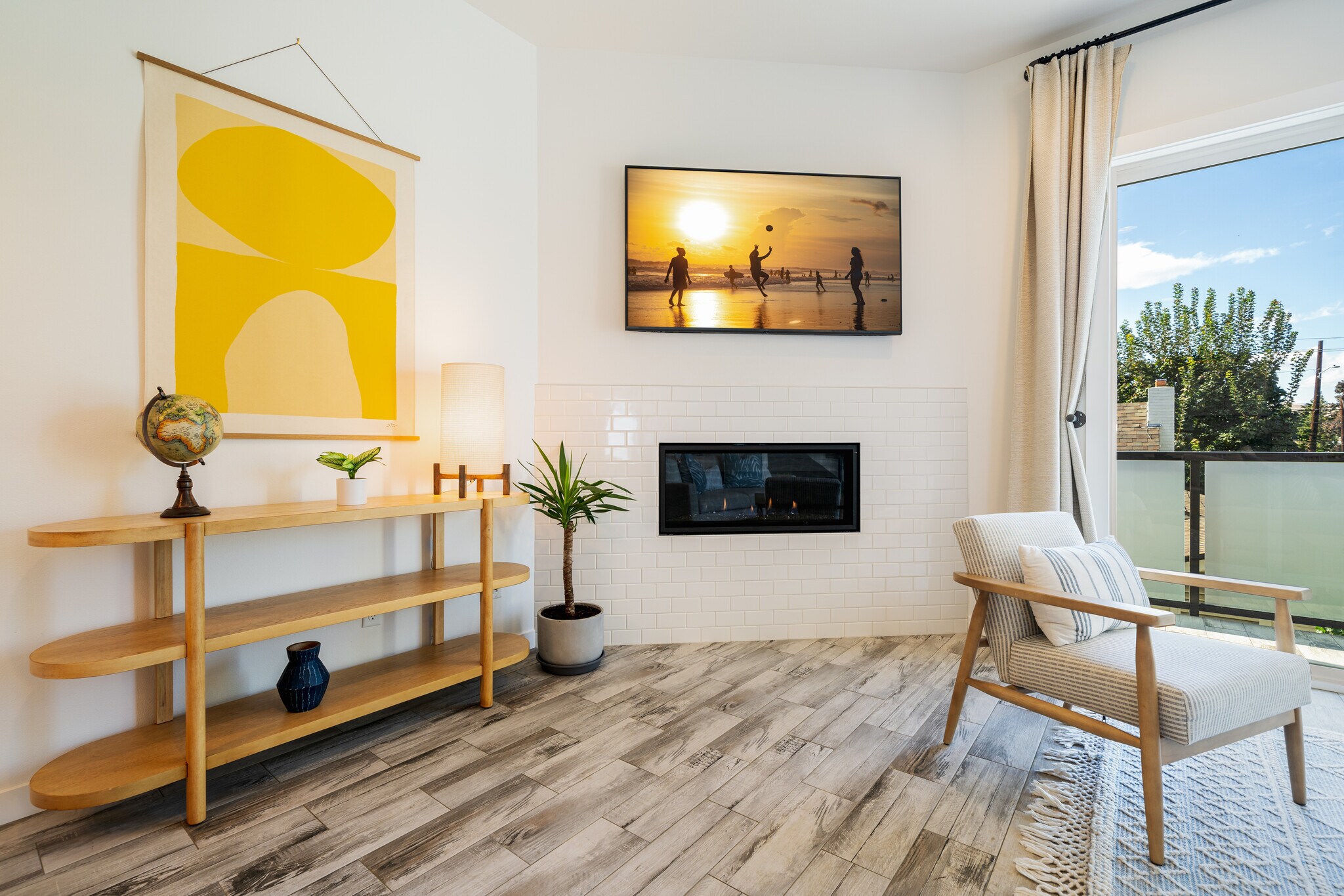 Linear Gas Fireplace - 823 Orondo Ave