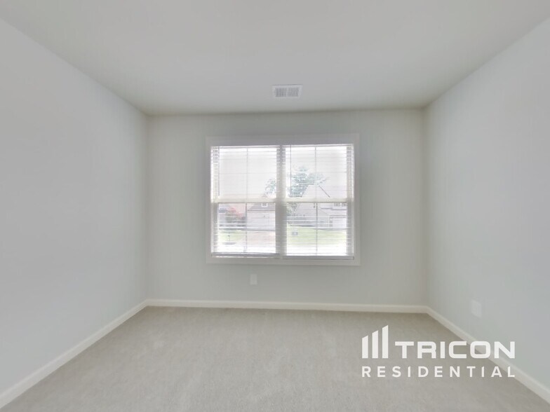Building Photo - 3013 Alan Dr