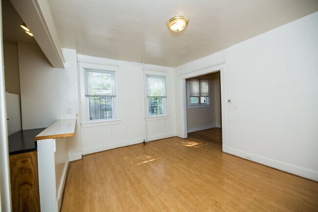 Building Photo - 2026/2027 JHU Off-Campus 5bd/3ba Charles Village w/ W/D & parking!.. Available 6/9/26