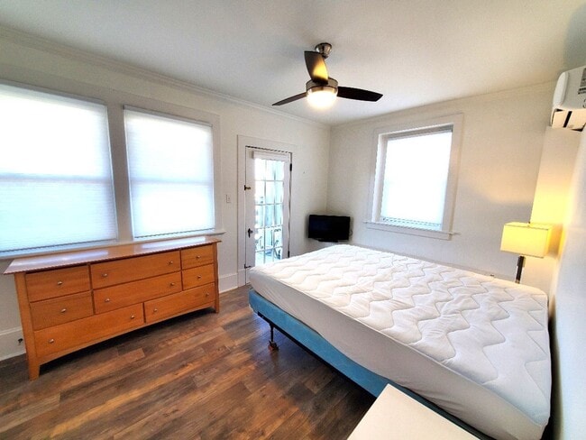 Building Photo - Beautiful 2BR/1BA Apartment with Utilities Included – Prime Downtown Location