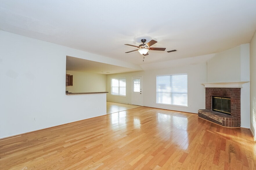 Building Photo - 1101 Marcia Ln