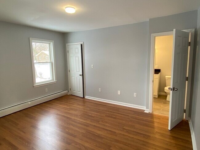 Building Photo - 9 Sanderson Pl