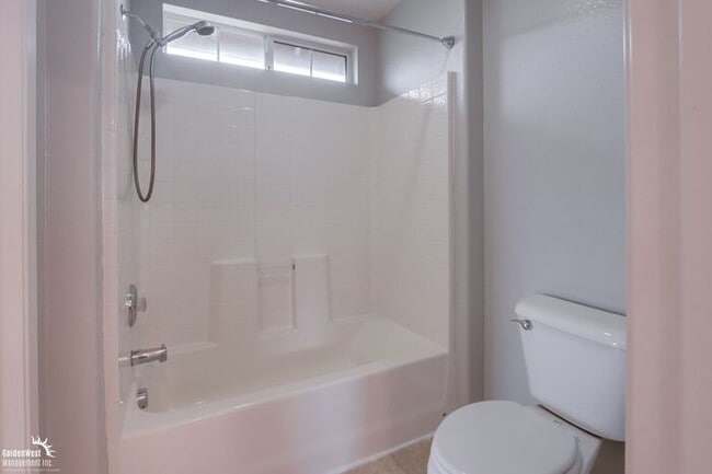 Building Photo - Beautifully 5Bdm 3.5Ba Home in Prime Location