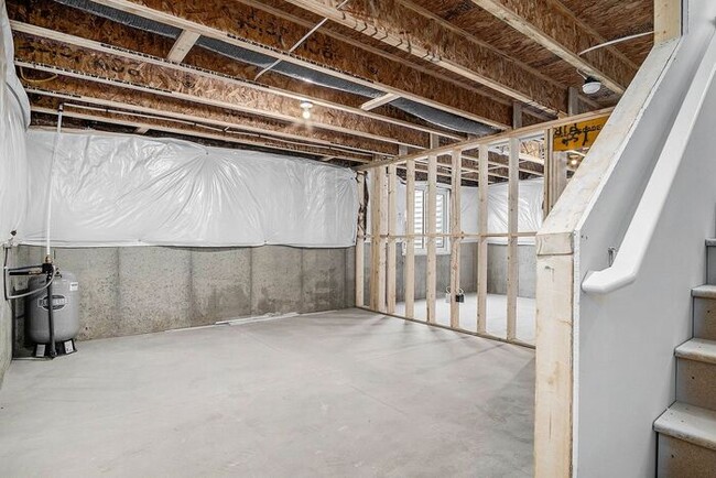 Building Photo - 111 Iris Ct