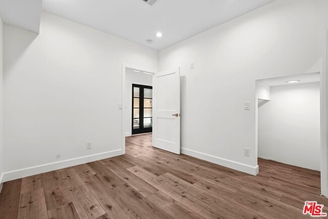 Building Photo - 720 W Altadena Dr