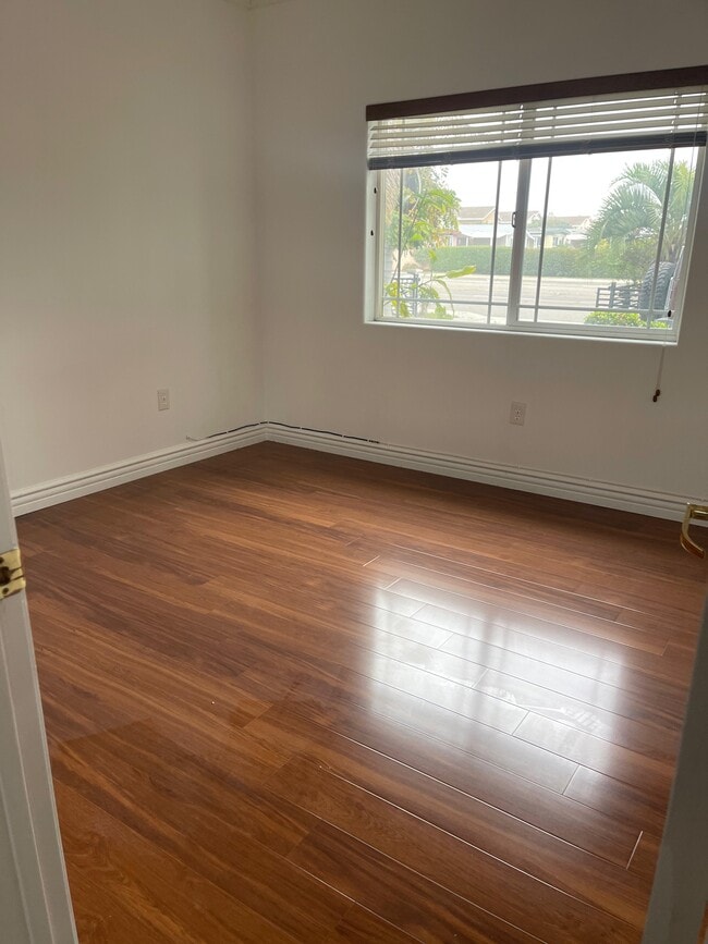 Building Photo - 326 S Euclid St