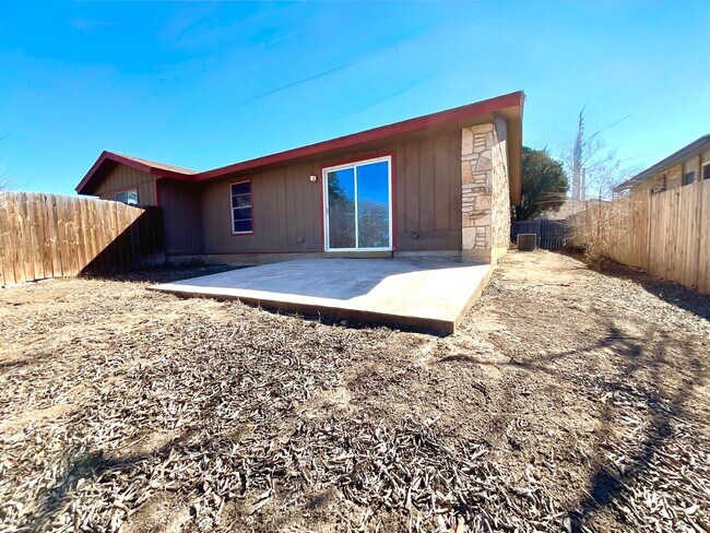 Building Photo - **APPLICATION RECEIVED** MUST SEE! 2 Bedroom / 1.5 Bath Duplex w/ Garage!