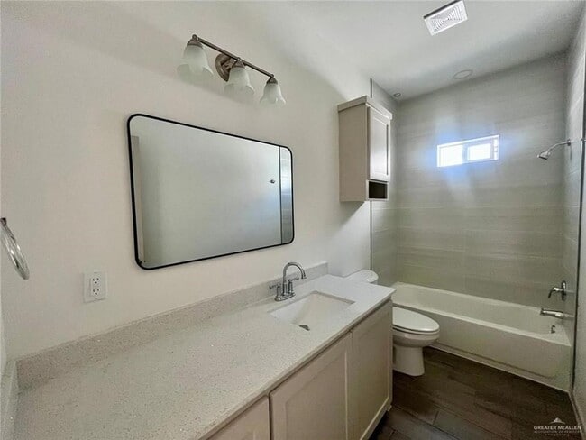 Building Photo - 1121 Shavano Dr