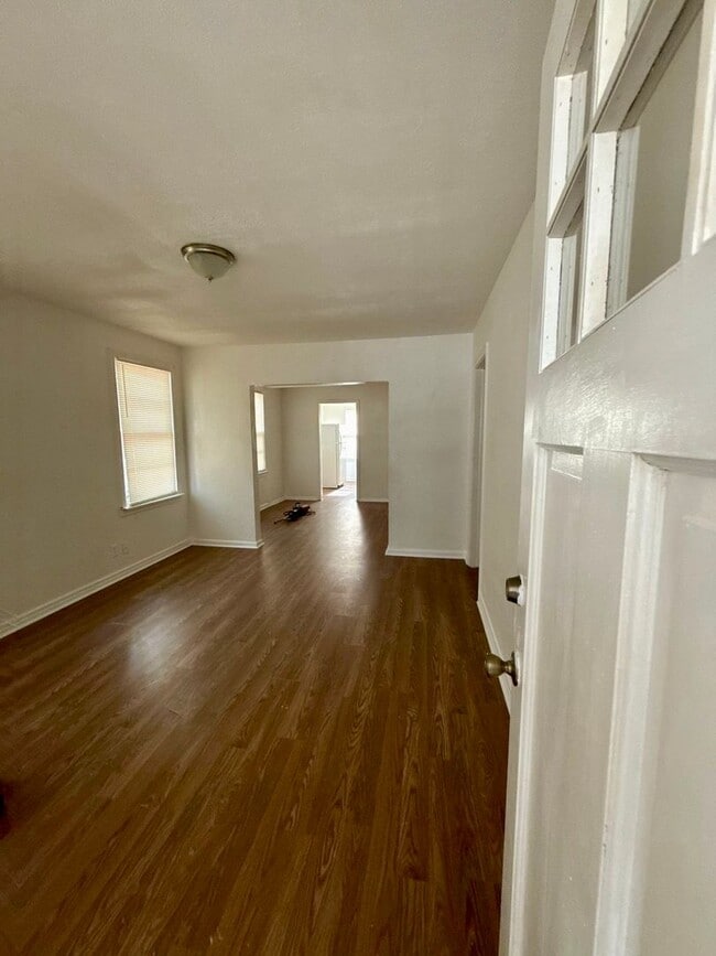 Building Photo - Large Single Family House for Rent.