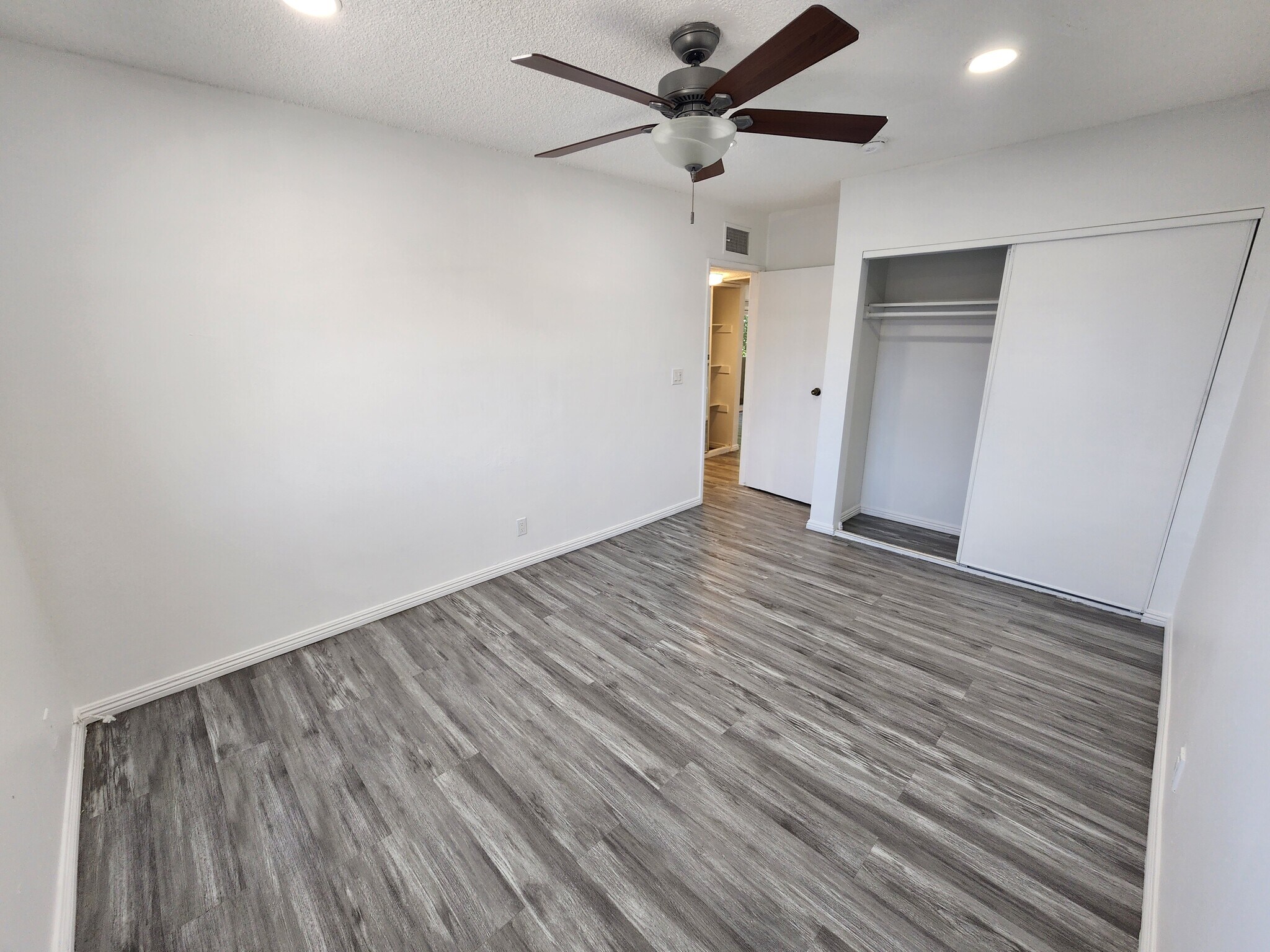 Building Photo - 13043 Vanowen St