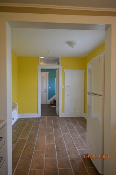 Breakfast room attached to kitchen. - 48 Cedar Beach Rd