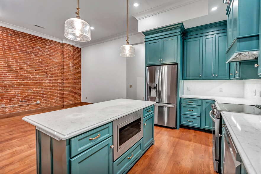 Building Photo - 316 4th St S
