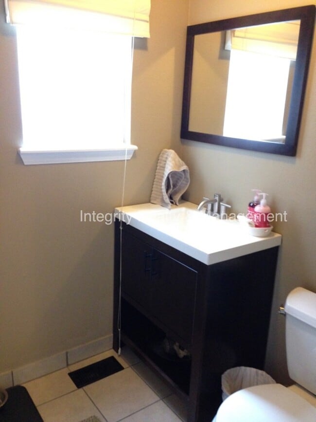 Building Photo - 305 Dunhill St