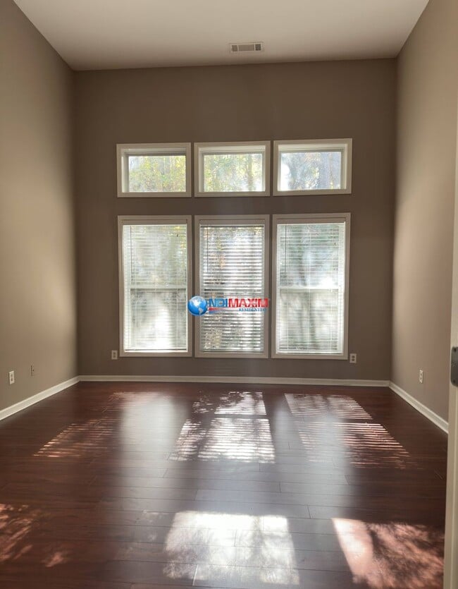 Building Photo - Large 4-bedroom house in the SECKINGER cluster in Buford