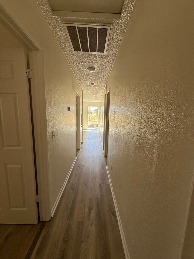 Building Photo - 3711