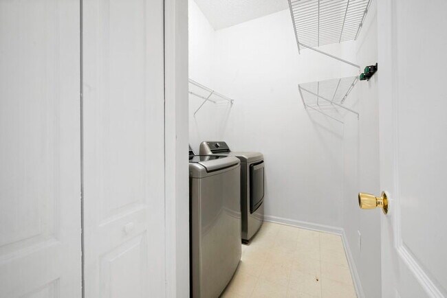 Building Photo - 843 Bonaparte Landing Ct