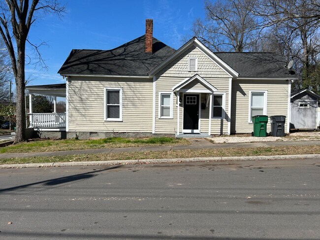 Building Photo - 823 Parkwood Ave