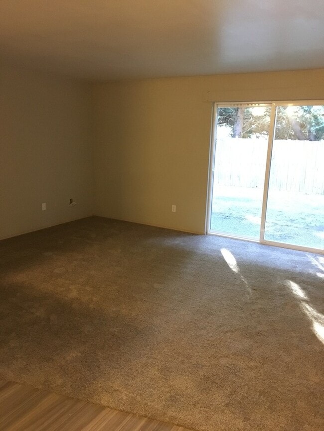Building Photo - Orting 3bdr 1.5 bath Townhouse w/ garage