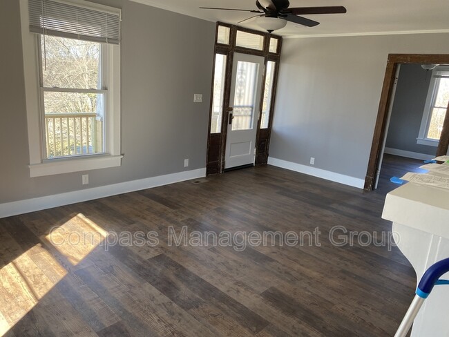 Building Photo - 1204 Valley Dr SW