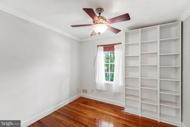 Building Photo - 4401 Davenport St NW